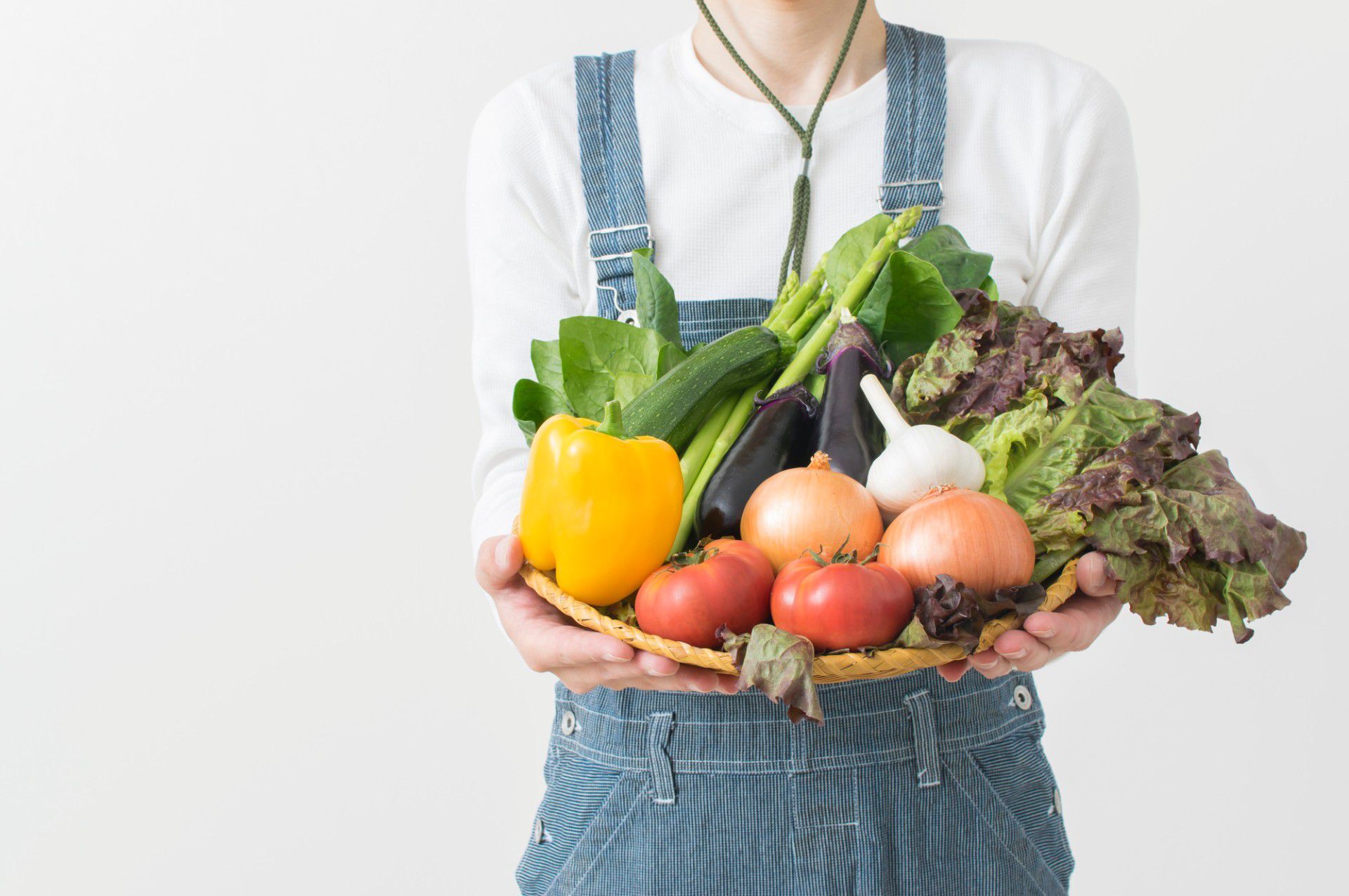 野菜持ってる男性